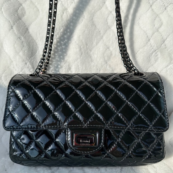 CHANEL 2.55 Reissue 225 Black Patent Quilted Calfskin Shoulder Bag - Picture 3 of 16